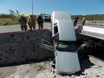 Sufren aparatosa volcadura 