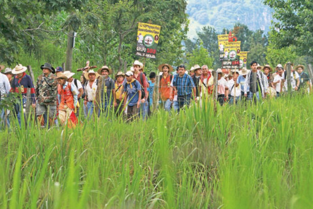 Sale columna de mujeres 