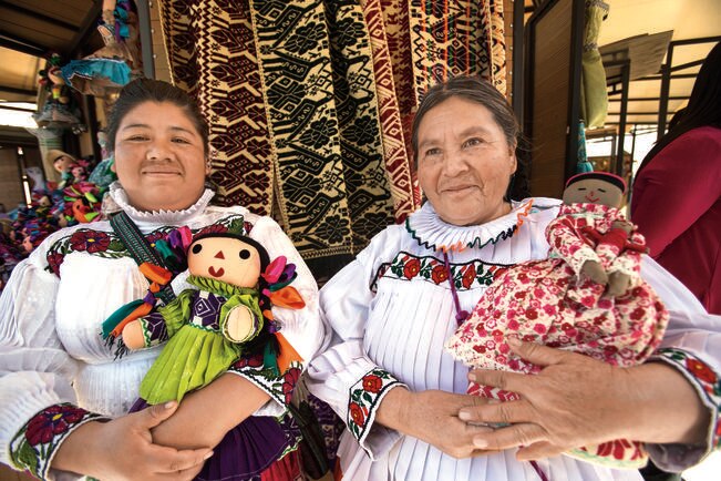 Con muñeca otomí, ganan concurso de arte indígena