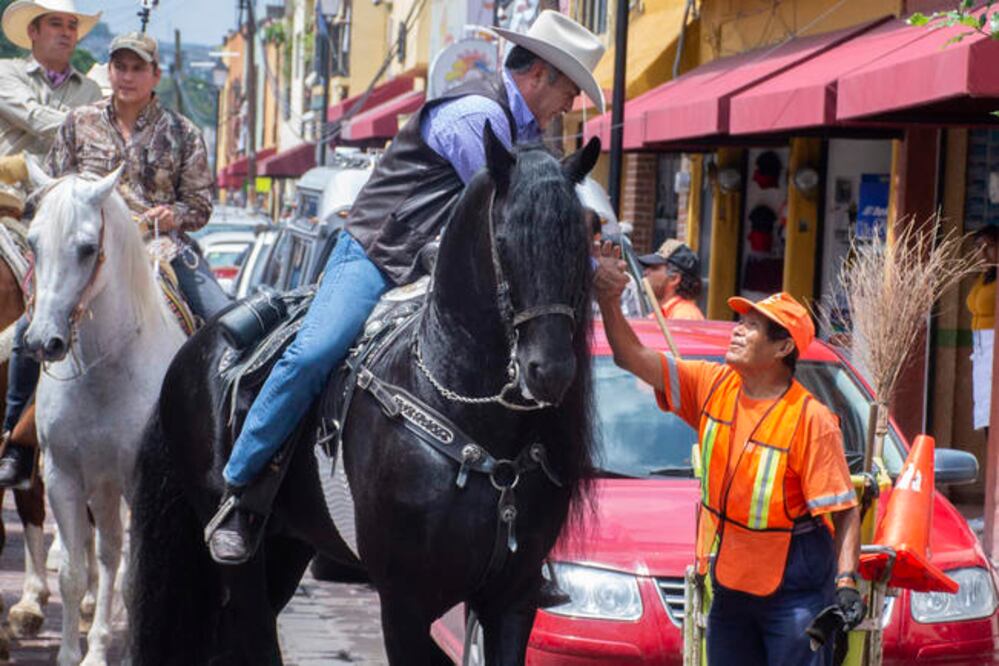 Jaime Rodríguez Calderón paseó la mañana de este sábado montado en Tornado, un frisón de escasos ochos años de edad, el cual está valuado en 250 mil dólares. / Foto: Mitzi Olvera