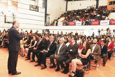 Destaca Calzada las expectativas de crecimiento ante estudiantes