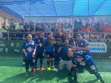 Gallos Smiling a la final del torneo de Fútbol Down