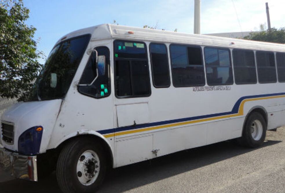 Lanzan piedras contra camión