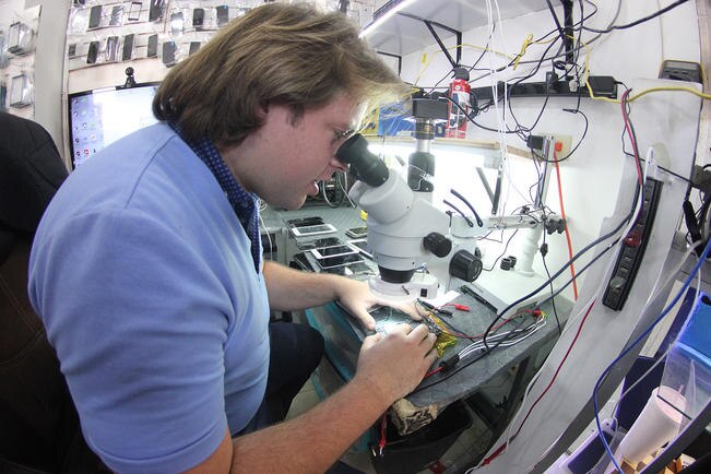 Daniel precisa que 80% de las reparaciones de celulares son por la pantalla al romperse por caídas y el conector de carga, pues al recargar el aparato tratan de insertar el cable al revés (GONZALO IBÁÑEZ)