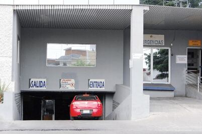 Cierran estacionamiento de hospital privado