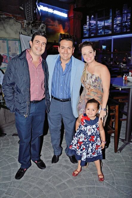 Conviven en restaurante temático