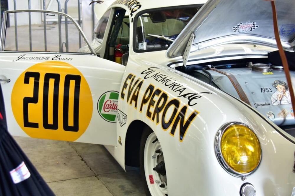 Muchos son los factores que hacen especial a La Carrera Panamericana: Es la única carrera de su tipo en el mundo, con autos clásicos corriendo durante siete días por gran parte del país.