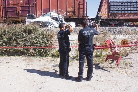 Tren arrolla a chofer en SJR