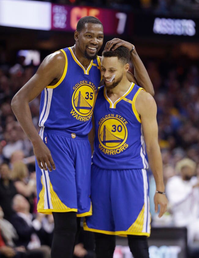 Durant firmó por 53 mdd y Curry por 201 mdd. FOTO: TONY DEJAK. AP