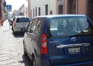 Invaden estacionamiento 