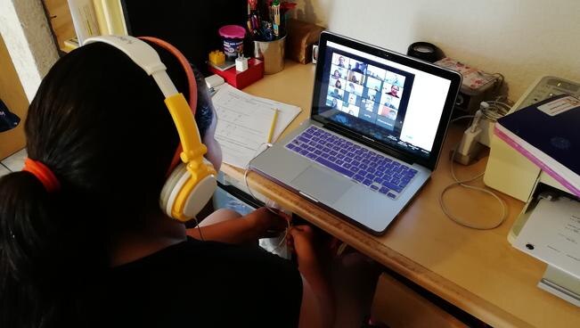 Maestros se las ingenian para atender alumnos, en la cuarentena