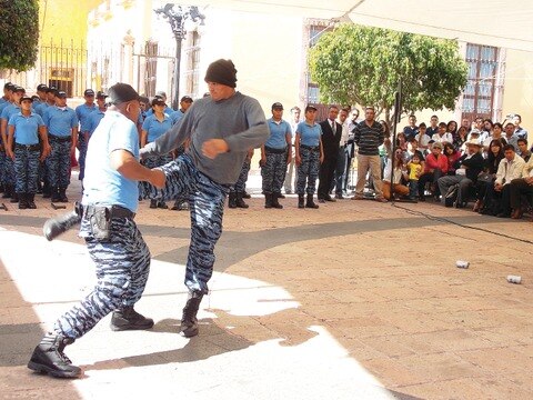 Reconocen a nuevos policías