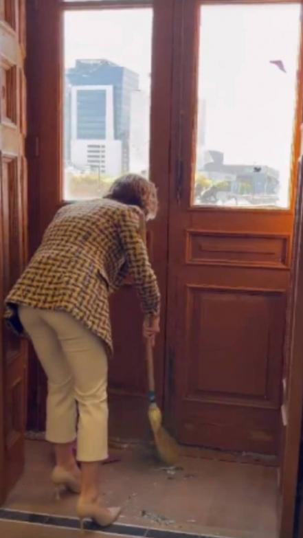 Sin perder el estilo, Mariana Rodríguez ayuda a limpiar destrozos en Palacio de Gobierno de NL tras marcha del 8M