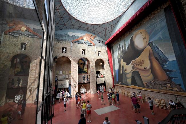 Los bigotes de Salvador Dalí siguen en perfecto estado
