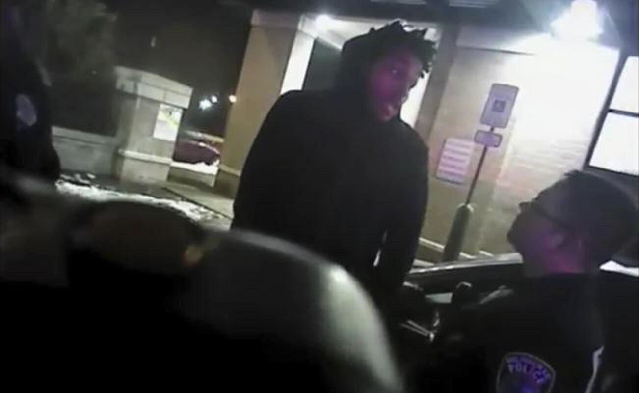 Difunden video de policías usando una pistola eléctrica con jugador de NBA