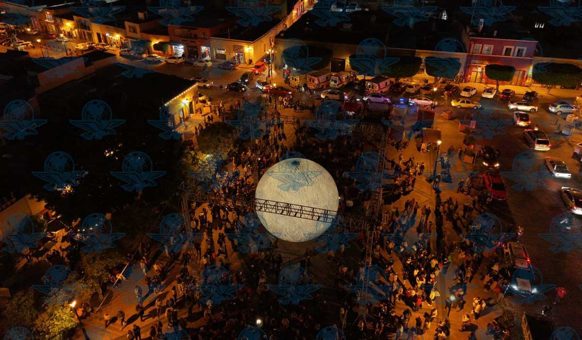 Secretaría de Cultura defiende exposición de la réplica de la Luna ante críticas políticas