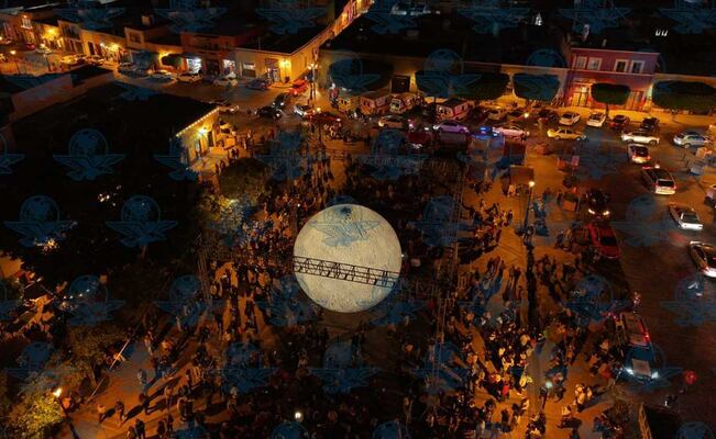 Secretaría de Cultura defiende exposición de la réplica de la Luna ante críticas políticas