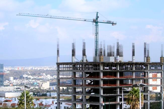 El incremento del impuesto de traslado de dominio y la burocracia complican el desarrollo de viviendas en el estado, señala la asociación (ARCHIVO. EL UNIVERSAL)