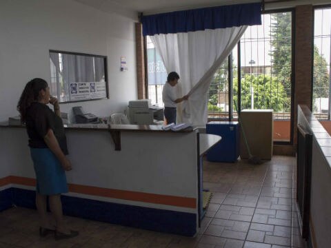 Cristalazo a oficinas del PAN