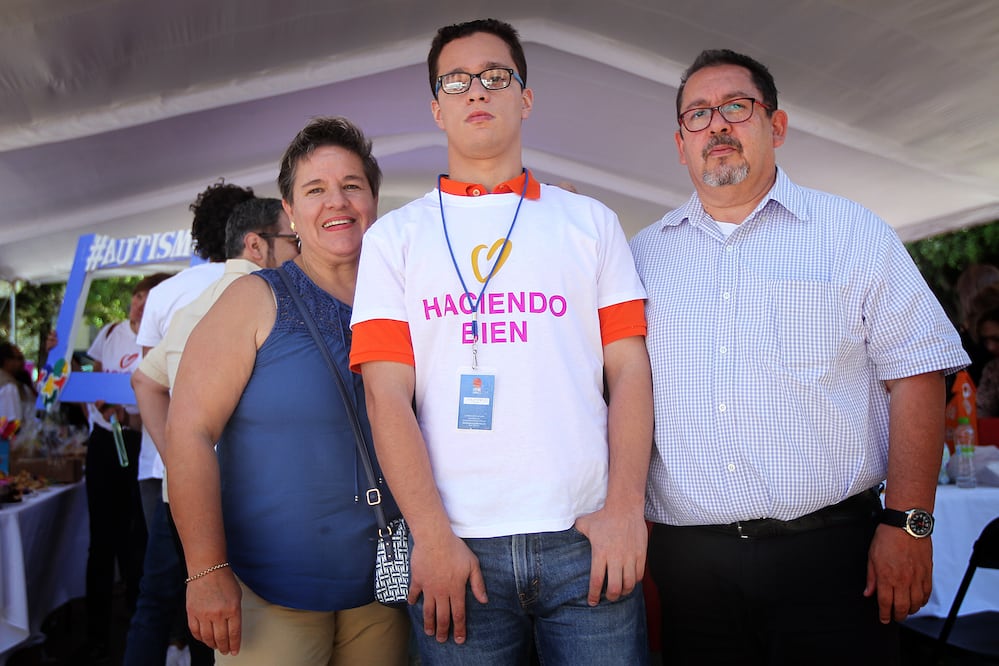 Guillermo acompañó a su padres a pasar la mañana del domingo en un evento que reunió a alrededor de diez asociaciones civiles; su familia destacó las labores de la organización que ayuda al desarrollo de su hijo (LUIS SÁNCHEZ. EL UNIVERSAL)