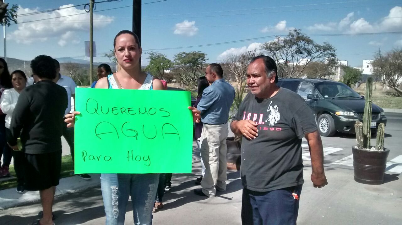 Colonos se manifiestan por falta de agua potable en su fraccionamiento
