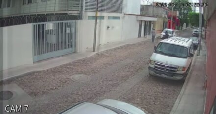 Captan momento en que dos hombres intentan agredir a una mujer en Querétaro 