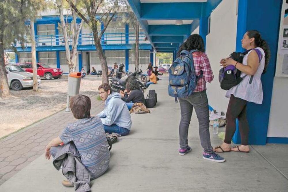 Varias alumnas de la Facultad de Psicología han denunciado, a través de la página de Facebook Yo También UAQ, haber sido víctimas de acoso de parte de algunos profesores (ARCHIVO. EL UNIVERSAL)