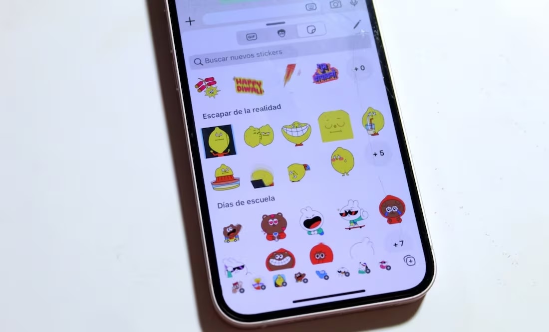 Los stickers son comunes en aplicaciones como WhatsApp, Messenger, Instagram, etcétera. Foto: Fernanda OH / EL UNIVERSAL