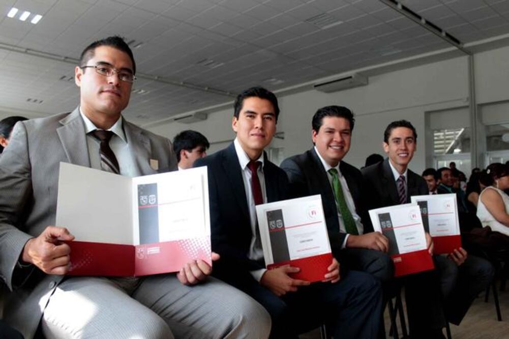 Con el fin de causarles el menor daño posible a los egresados, la Dirección General de Profesiones del estado extiende constancias de cédula y certifica que todo está en trámite, pero que hay retrasos (ARCHIVO EL UNIVERSAL)