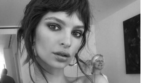 Emily Ratajkowski publica sexy foto semidesnuda