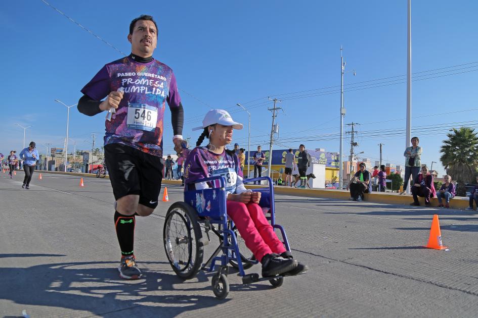 Jorge Anselmo García Treviño corre junto a su hija Gabriela.