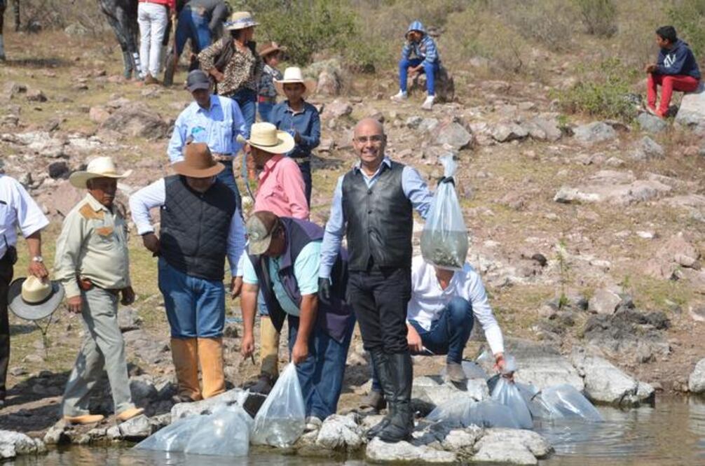 El alcalde de Querétaro supervisó la rehabilitación del camino de saca de la zona parcelaria del ejido Buenavista; el recorrido, que lo llevó a la presa de Becerra, permitió identificar algunas zonas susceptibles de inversión. (ESPECIAL)