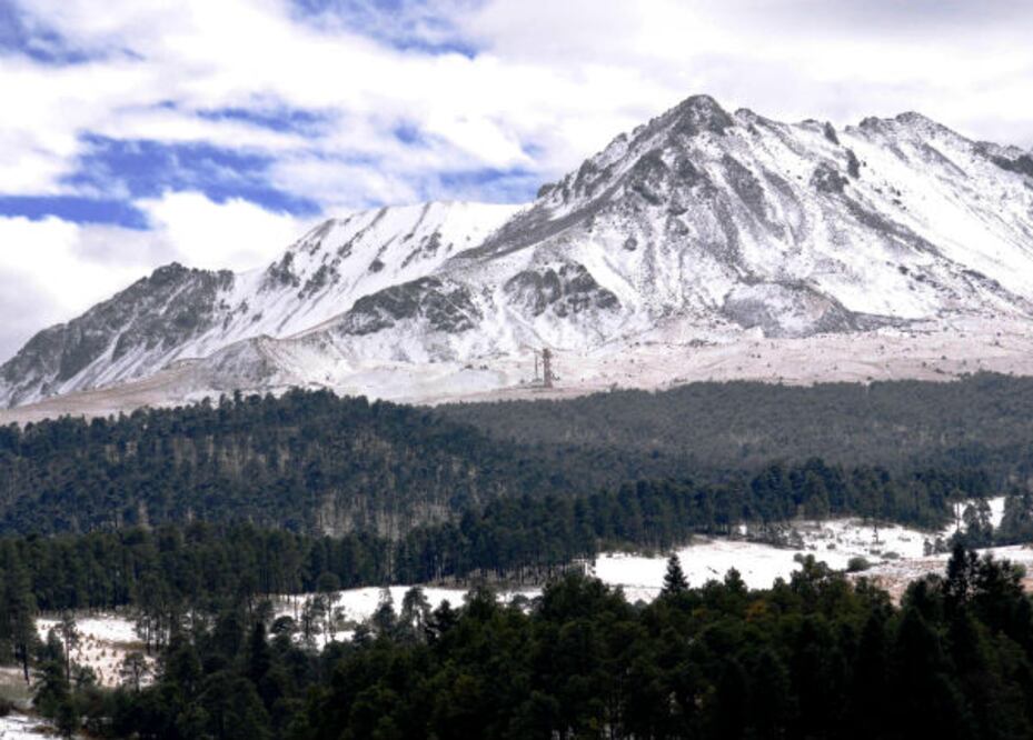Rescatan a queretanos extraviados en el Nevado de Toluca