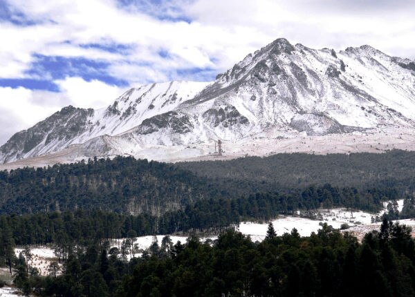 Rescatan a queretanos extraviados en el Nevado de Toluca