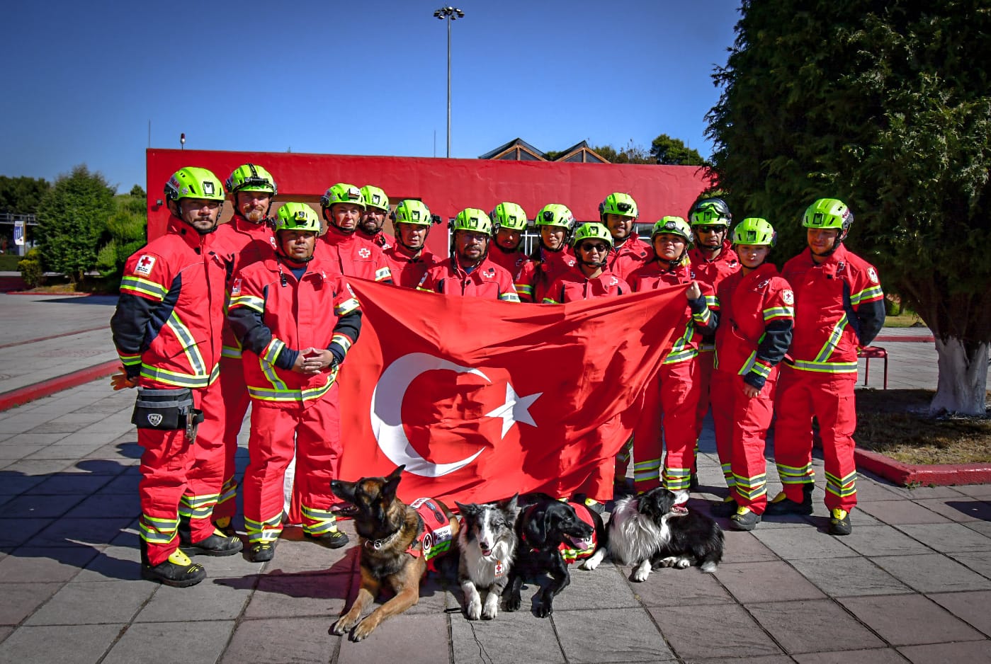 Balam y Orly regresan de Turquía; les entregaron una medalla