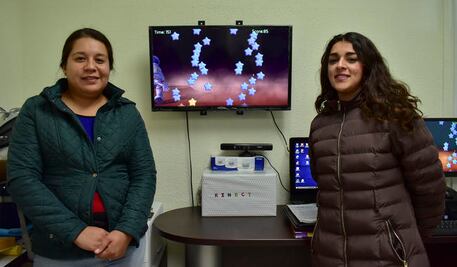 Jóvenes ayudan a adultos mayores con videojuegos 