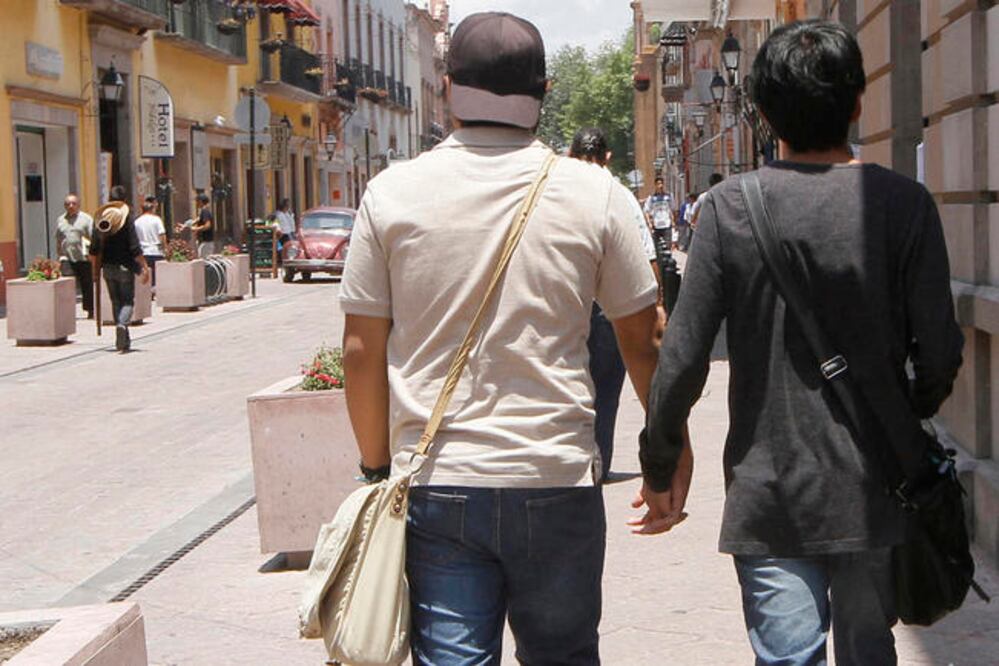 En el Registro Civil de alcaldías como San Juan del Río, los encargados indicaron que sólo "en el DF" está permitido ese tipo de matrimonio