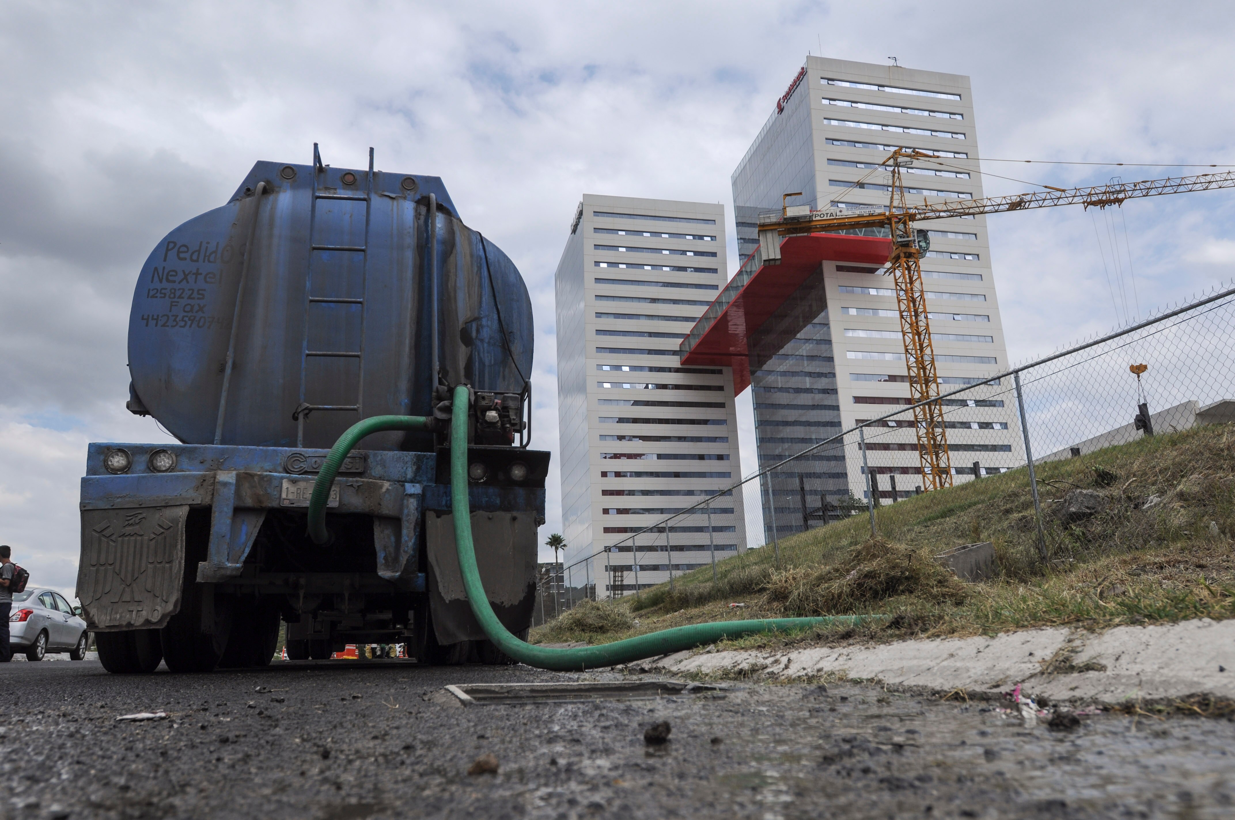 La Comisión Estatal de Aguas (CEA) informó que clausurará el drenaje sanitario de los condominios infractores y dará seguimiento a las investigaciones (RICARDO LUGO. EL UNIVERSAL)