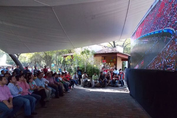 Apoyan a Gallos desde la Alameda