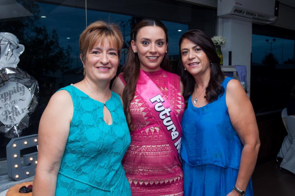 Rodeada de un ambiente cálido, María Andrea de Echavarri fue festejada con una despedida de soltera bíblica