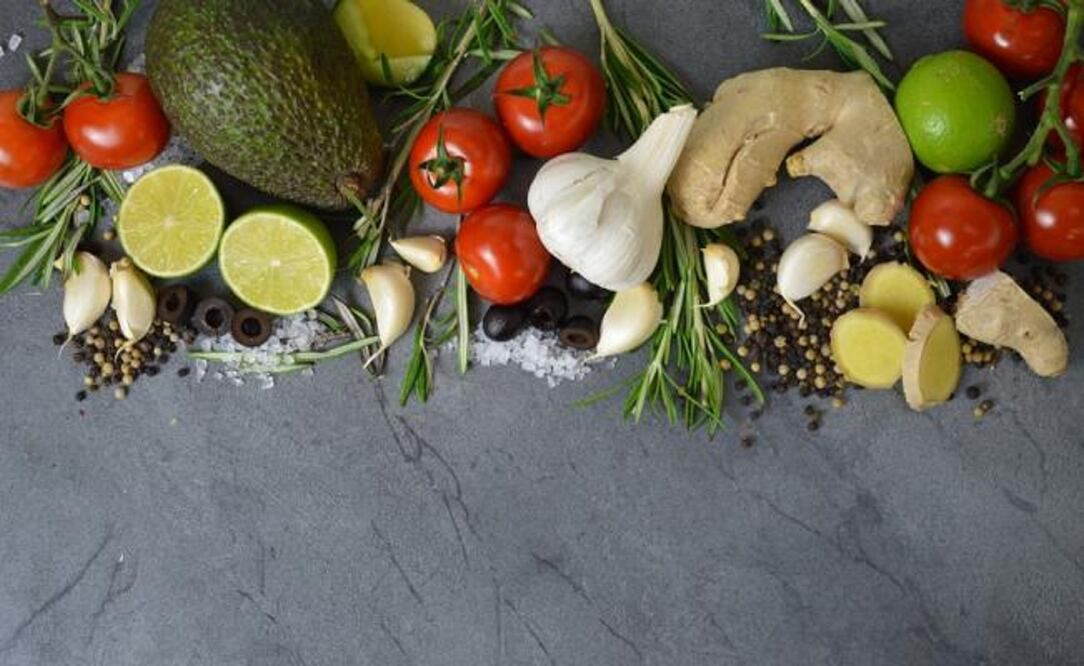 En vez de comer dulces o harinas, elige las verduras crudas que puedes acompañar con limón. (Fotos: Archivo El Universal y Pixabay)