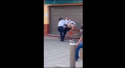 Video. Policías municipales de Irapuato golpean a feministas, denuncian