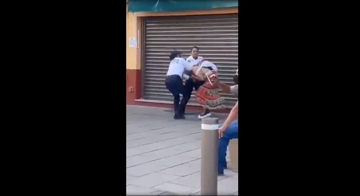 Video. Policías municipales de Irapuato golpean a feministas, denuncian