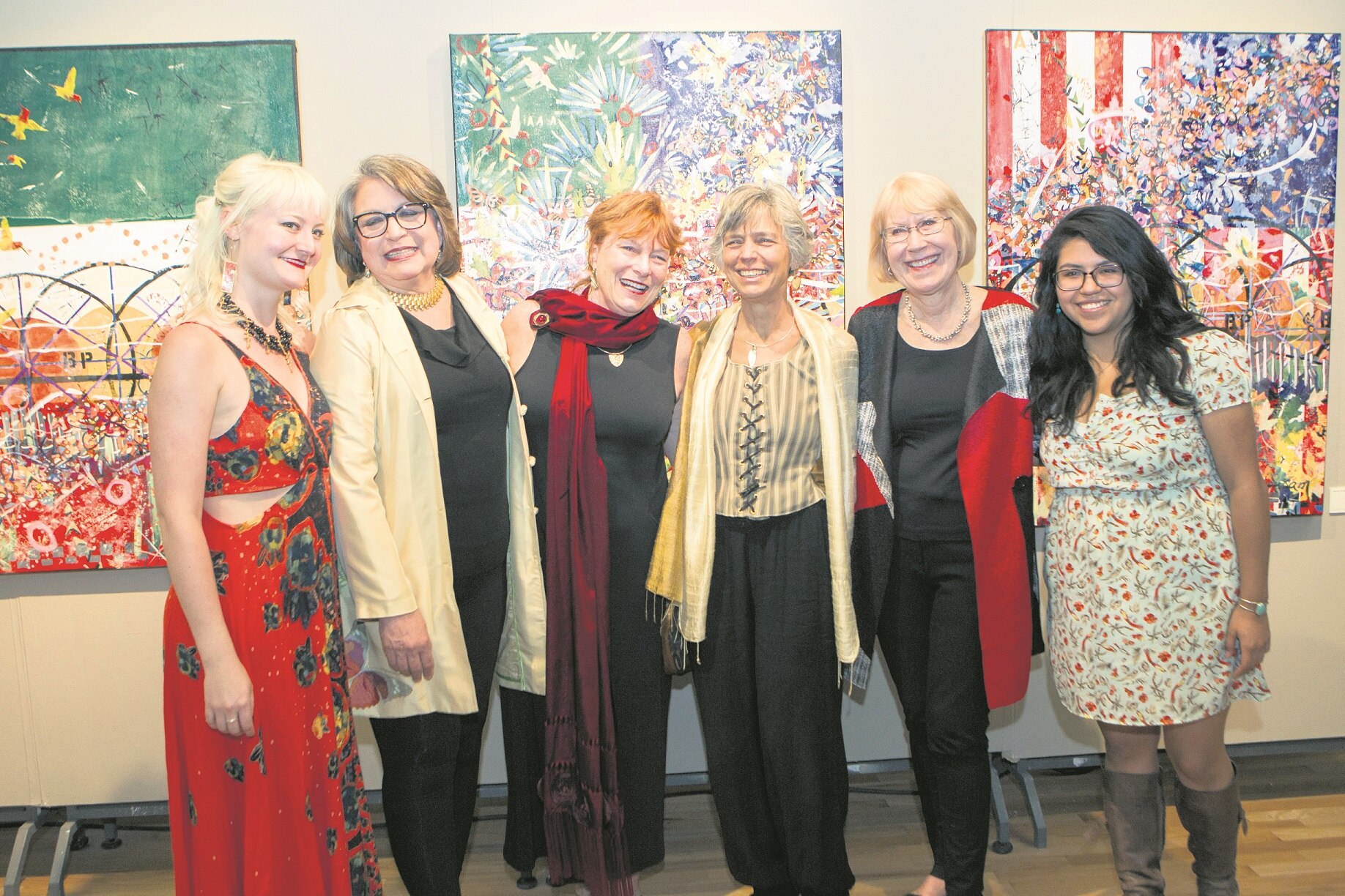 Mujeres con manos al arte y la voz al cielo