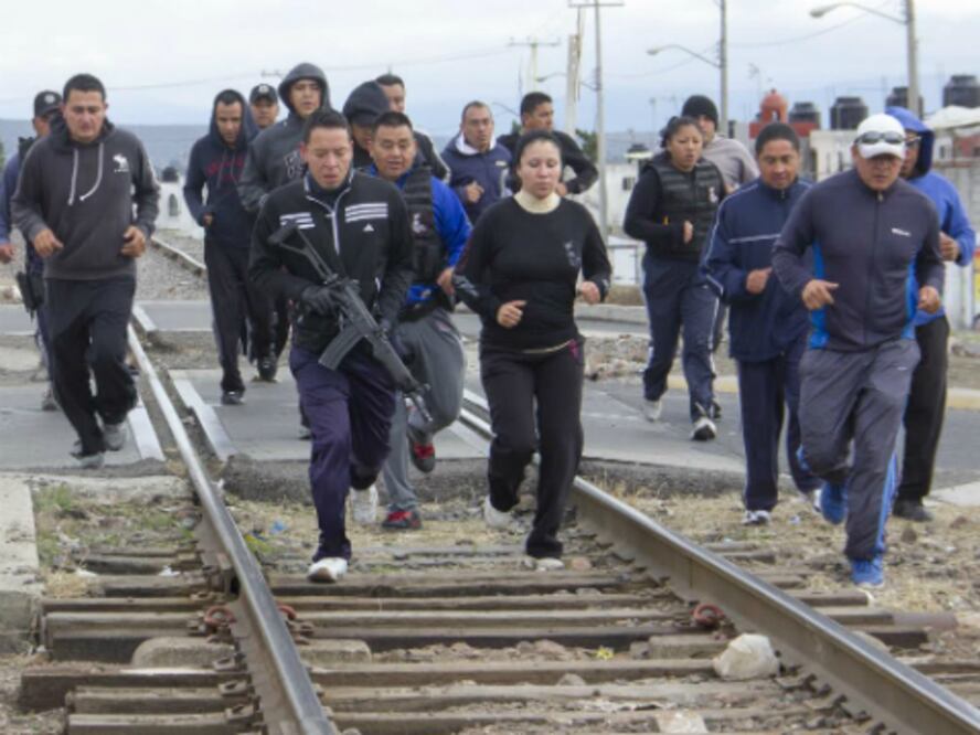 Policías denuncian despidos