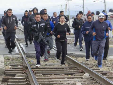 Policías denuncian despidos