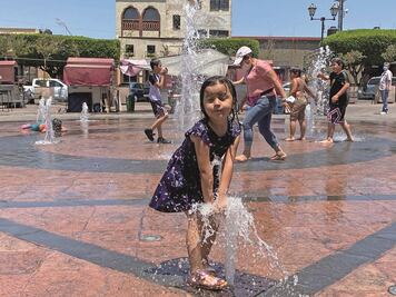 A falta de cubetazos, niños corren a mojarse en las fuentes de Querétaro