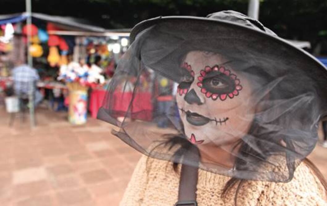 Asisten queretanos a feria de Todos los Santos