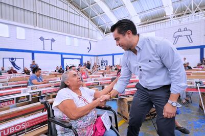 Felifer Macías entrega 600 calentadores solares en la colonia Cerrito Colorado