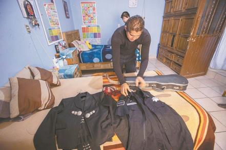 Policía de día y mariachi de noche 